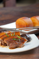 dong po pork with steamed mantou bun