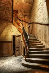 Fototapeten Verfallende Treppe in einer verlassenen Zentrale © tobago77