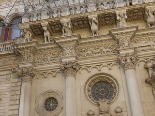 Fototapeta na wymiar Detal z kościoła Świętego Krzyża w Lecce we Włoszech