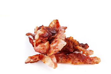 Gebratener Frühstücksspeck auf weiß isoliert