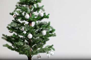 Weihnachtsbaum mit silbernen Kugeln