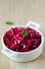 Салат из свеклы , фасоли и квашеной капусты