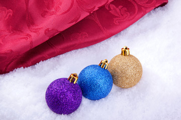 Weihnachtsdekoration mit drei Kugel