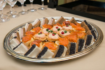 Vassoio di tartine di pesce