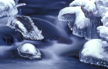 Bode im Winter mit Schnee, Bodetal, Ostharz, Harz, Sachsen-Anhalt, Deutschland, Europa