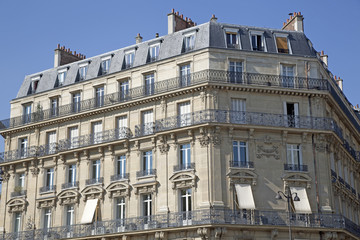 Fassade eines traditionellen Wohngebäudes in Paris, Frankreich