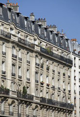 Obraz premium Fassade eines traditionellen Wohngebäudes in Paris, Frankreich