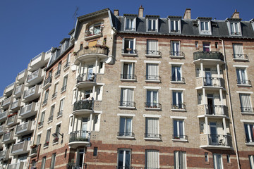 Fassade eines traditionellen Wohngebäudes in Paris, Frankreich