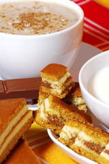 Cappuccino,latte,ciccolato al latte e tortino