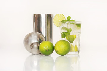 Mojito mit Shaker und Limetten