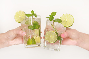 mit Mojito anstoßen