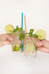 mit Mojito anstoßen