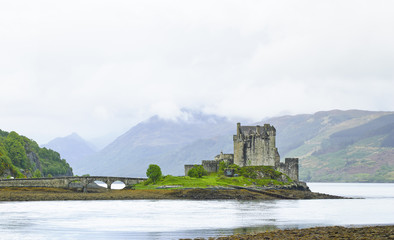 Fototapeta na wymiar Eilean Donan Castle w Loch Duich jeziora. Highlands of Scotland