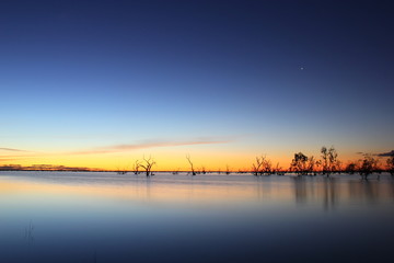 Fototapeta na wymiar Wieczorne niebo po zachodzie słońca nad jeziorem