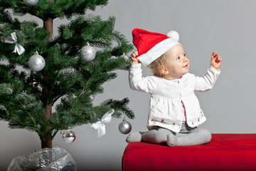 Baby mit Weihnachtsmannmütze