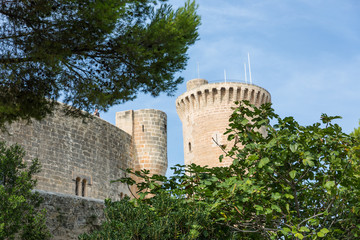 Fototapeta na wymiar Zamek Bellver Castillo wieża na Majorce w Palma de Mallorca Ba