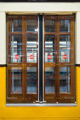 Fototapeta na wymiar zamknięte drzwi miejskiej Mediolanu pociągiem