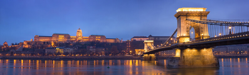 Historisches Nachtpanorama Budapests.