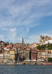 Fototapeta na wymiar Widok miasta Porto na brzegu rzeki (dzielnica Ribeira) i wino b