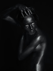 Fototapeta na wymiar czarny posąg przenikliwymi oczami