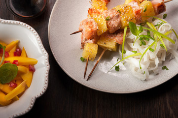 salmon skewers with pineapple, rice noodles and mango salad © Kamila Cyganek
