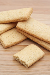 biscotti su tavolo di legno