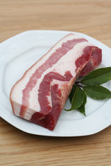 Fototapeta premium pancetta su piatto con alloro