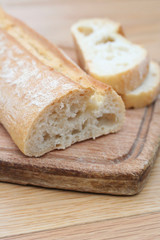 pane su tagliere di legno