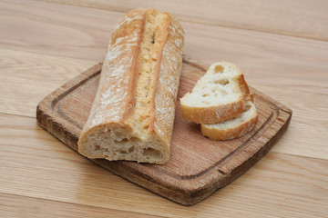 pane su tagliere di legno