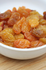 ciotola di uvetta su tavolo