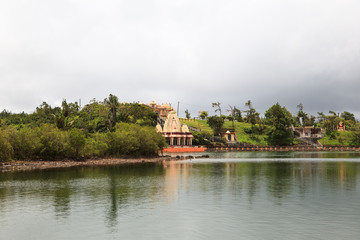 Fototapeta na wymiar Hinduskiej świątyni w Grand Bassin jeziora, Mauritius