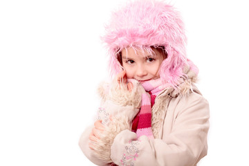 Mädchen mit Mantel und Mütze freigestellt