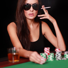 Frau spielt Poker
