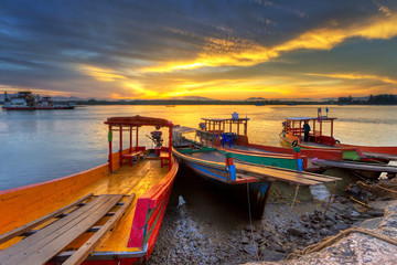 Fototapeta na wymiar Wschód słońca na rzece w Ko Kho Khao, Tajlandia