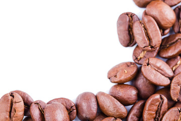 granos de café sobre fondo blanco