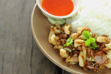 Fried squid with garlic rice with chili sauce