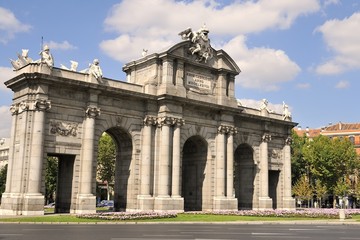 Fototapeta na wymiar Puerta de Alcala w Madrycie