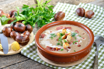 Frische Maronensuppe mit Südtiroler Speck und Croutons