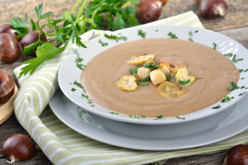 Kräftige Sellerie-Maronensuppe mit gerösteten Maronenscheiben