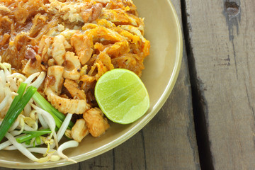 Chow mein  Put chicken, squid with vegetables and lemon