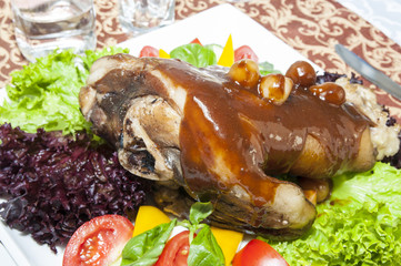 Свиная рулька с овощами