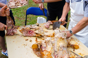 Méchoui, Cochon grillé, découpe