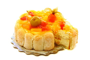 Cake with curd cream and fruit.