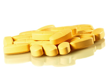 Витамины на белом фоне