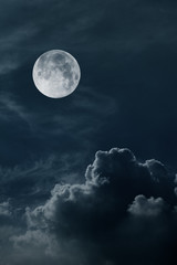 Obraz na płótnie Canvas nocne niebo z księżycem i chmury