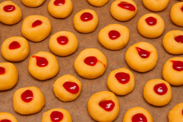 Weihnachtspl&auml;tzchen backen.