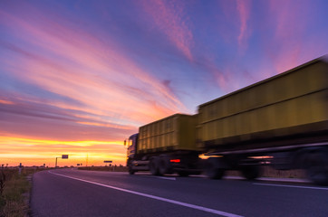 Obraz na płótnie Canvas ciężarówka na drodze