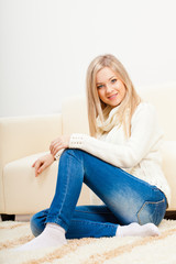Obraz premium happy woman sitting on floor