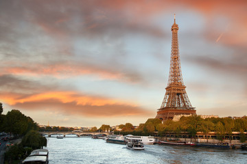 Fototapeta na wymiar Wieża Eiffla z łodzi na Siene w Paryż, Francja