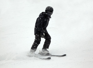 Fototapeta na wymiar Downhill skier w czerni